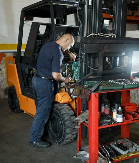 technicy serwisu wózków widłowych podczas pracy