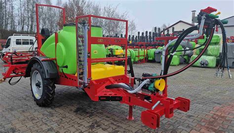 Zdjęcie opryskiwacza Demarol 1200L z lancą 15m pracującego na polu