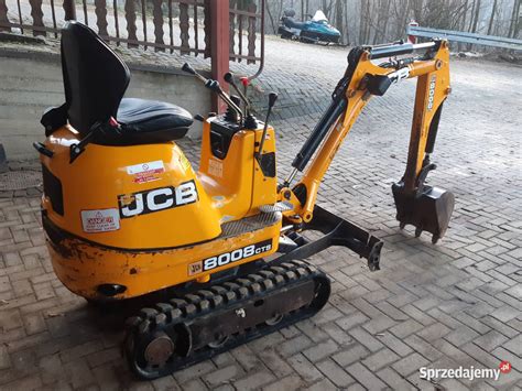 Minikoparka JCB podczas pracy na placu budowy
