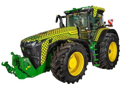 Wizualizacja nowoczesnego ciągnika rolniczego John Deere 8R o innowacyjnym designie, podkreślającym współpracę z BMW Designworks.