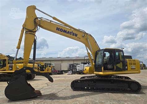 Panel kontrolek w kabinie koparki Komatsu PC240