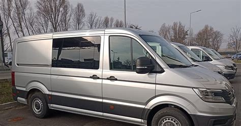 Zdjęcie przewróconego Volkswagena Craftera po wypadku w Jarocinie