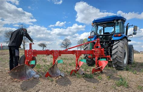 zdjęcie pługu Kverneland LM100 w pracy na polu