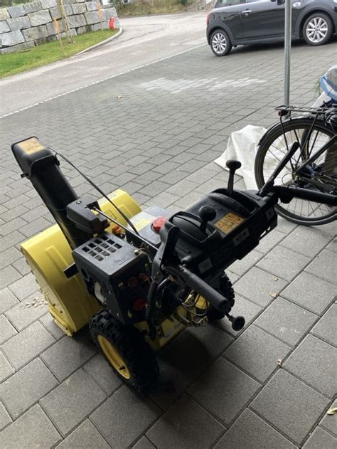 Zdjęcie odśnieżarki Kärcher STH 13.84 W podczas pracy w zimowych warunkach