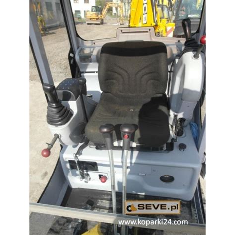 Wnętrze kabiny ładowarki kołowej Wacker Neuson, widok na ergonomiczne sterowanie i fotel