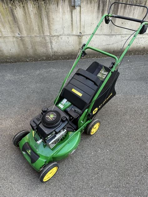 zbliżenie na aluminiowy zespół tnący kosiarki John Deere R54S