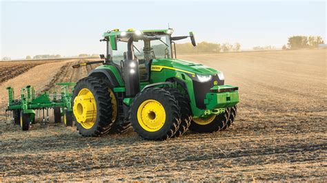 Autonomiczny ciągnik John Deere 8R podczas prezentacji na targach CES 2022