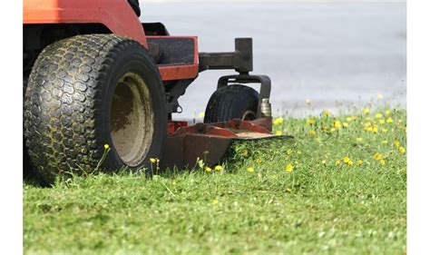 Zdjecie poglądowe kosiarki ciągnikowej pracującej w terenie