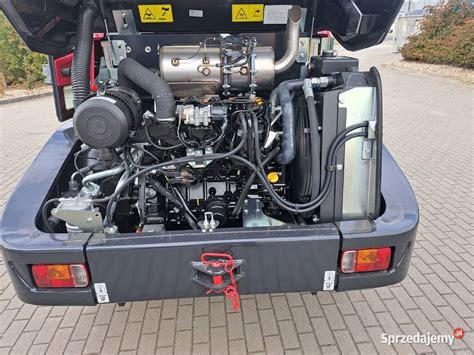Kabina operatora ładowarki Yanmar V80 z widoczną deską rozdzielczą i joystickiem