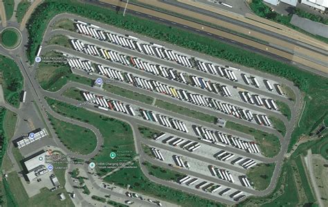 zdjęcie wysokiej klasy parkingu dla ciężarówek z wyznaczonymi miejscami i infrastrukturą