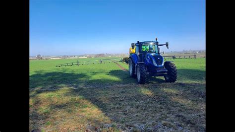 Wycieraczka ciągnikowa New Holland w akcji