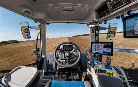 Wnętrze kabiny koparko-ładowarki New Holland z widocznym panelem sterowania