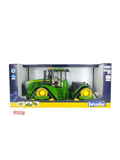 Zdjęcie mini traktora John Deere z napędem friction motor, z dzieckiem bawiącym się na podłodze
