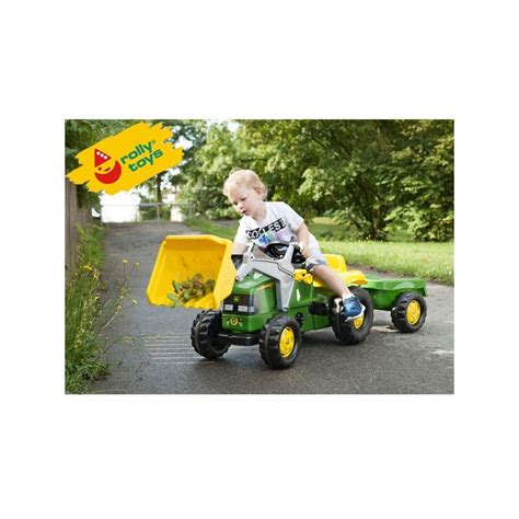 Zdjęcie dziecka jadącego traktorem na pedały John Deere Rolly Toys z przyczepą