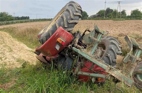 Ciągnik ESCORT w trakcie jazdy z narzędziami rolniczymi
