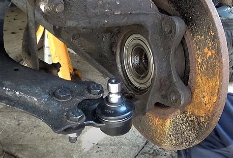 Ilustracja przedstawiająca zapieczony sworzeń blokady wysięgnika i narzędzia do jego demontażu