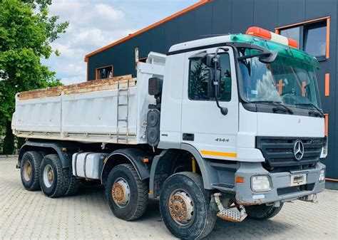 Schemat techniczny podwozia Mercedes-Benz Actros 8x8 z zaznaczonym rozstawem osi i punktami montażu zabudowy