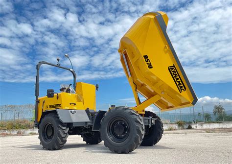 Infographics showing different types of self-propelled dumpers (wheeled, tracked, mini-dumper)