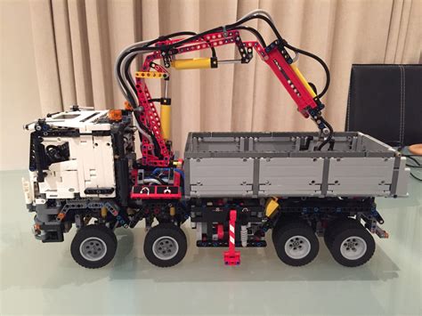 Szczegółowe zdjęcie wnętrza kabiny i silnika w modelu LEGO Technic Arocs 42043