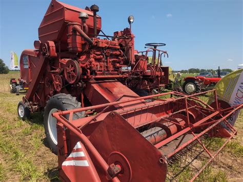 Historyczne zdjęcie przedstawiające kombajn Vistula KZB-3B podczas pracy na polu