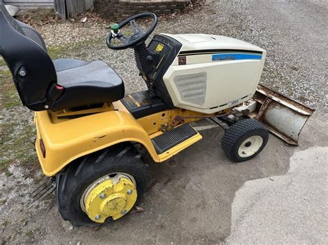 Zestawienie różnych modeli kosiarek samojezdnych marki Cub Cadet w przydomowym ogrodzie