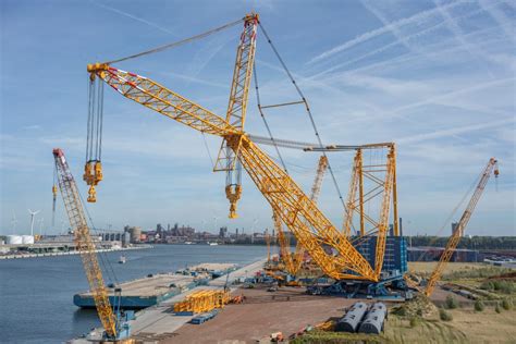 Zdjęcie żurawia Sarens SGC-250 w akcji podnoszenia ciężkiego ładunku
