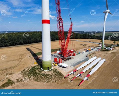 Zdjęcie żurawia DEMAG PC3800 podczas montażu turbiny wiatrowej