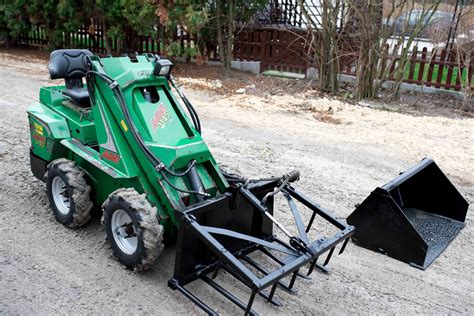Miniładowarka Avant serii 500 pracująca z osprzętem do architektury krajobrazu.