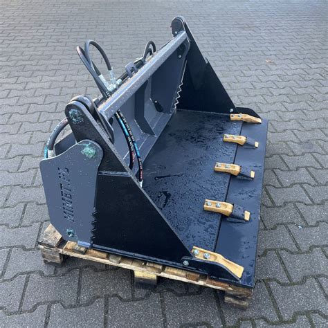 Katalog różnych typów osprzętów do miniładowarek Avant.