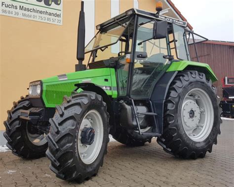 Zdjęcie ciągnika Deutz-Fahr DX 3.90 z kabiną Star Cab oraz z szybą w drzwiach montowaną na zawiasach