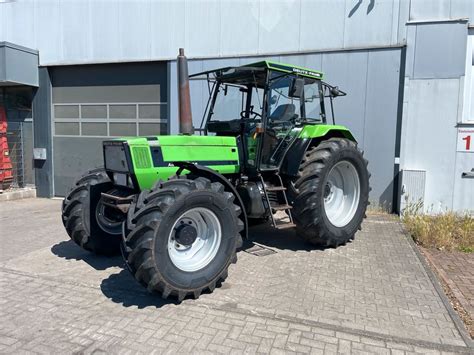 Zdjęcie traktora Deutz-Fahr Agroprima z wklejaną szybą w drzwiach