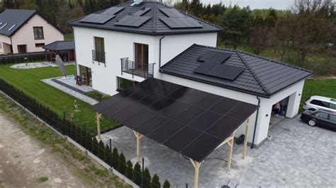 Zdjęcie kompleksu przemysłowego fabryki Meprozet z widocznymi panelami fotowoltaicznymi