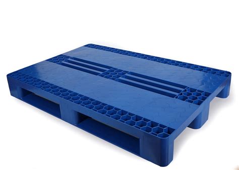 Zdjęcie różnych typów palet (drewnianych, plastikowych, metalowych)