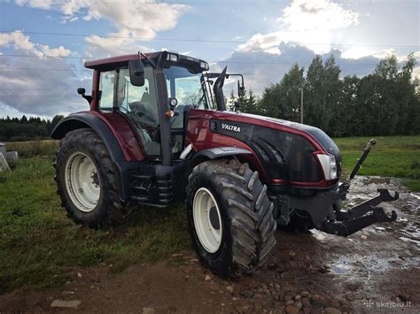 zdjęcie ciągnika Valtra T213 Versu w akcji