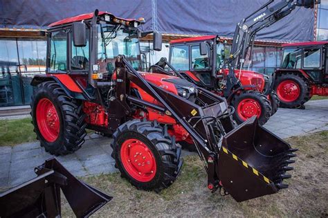 Zdjęcie zmodernizowanego ciągnika MTZ-82 z ulepszoną kabiną lub układem kierowniczym