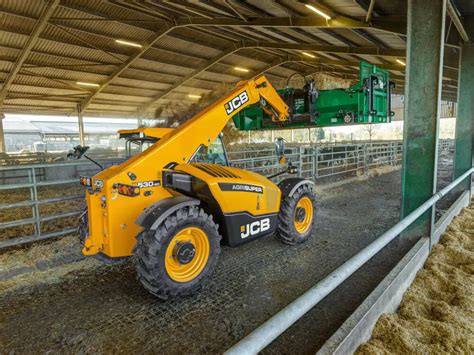 Ładowarka teleskopowa JCB Loadall Agri w akcji na farmie