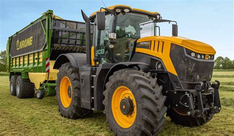 Ciągnik JCB Fastrac Agri na polu