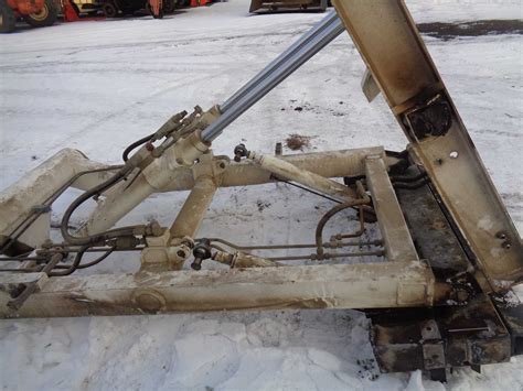 Zdjęcie przedstawiające mechanizm wywrotu hydraulicznego w łyżce tylnej ciągnika.