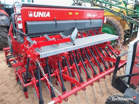 Zdjęcie przedstawiające agregat uprawowo-siewny Unia Plus 400/3 w trakcie pracy na polu