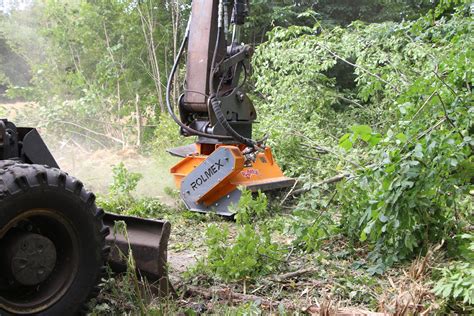 Schemat przedstawiający mulczer leśny zamontowany na ładowarce Bobcat podczas procesu rozdrabniania gałęzi i drzew