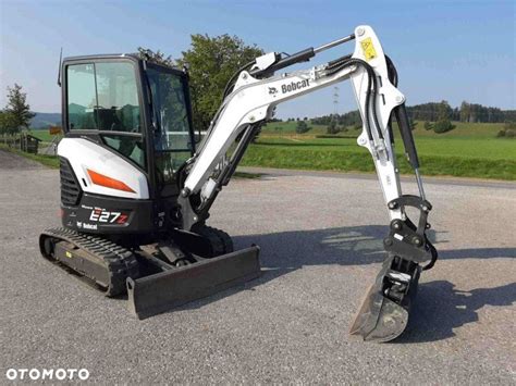 zdjęcie minikoparki Bobcat w akcji na placu budowy