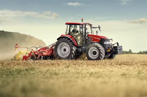 Zestawienie różnych serii ciągników Case IH w środowisku rolniczym