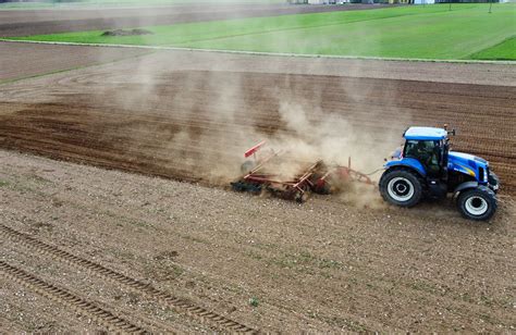 Thematisches Foto: Japanische Landmaschine Iseki auf einem Feld