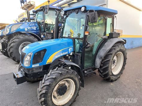 Widok ogólny ciągnika New Holland T4020 z profilu