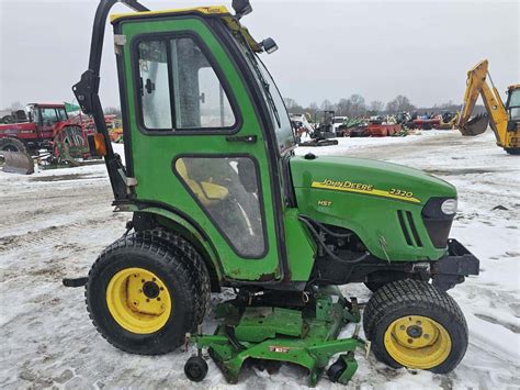 Zdjęcie ciągnika John Deere 2320 w pracy