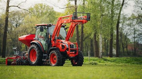 Traktor Kioti RX8040PC podczas pracy