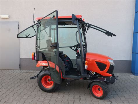 Widok z wnętrza kabiny ciągnika Kubota BX231