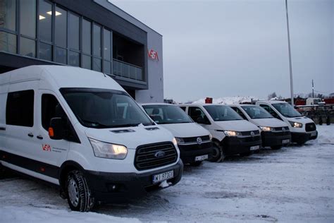 flota mobilnych samochodów serwisowych gotowych do obsługi maszyn budowlanych