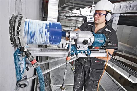 wiertnica Bosch GDB 350 WE Professional w trakcie wiercenia w betonie