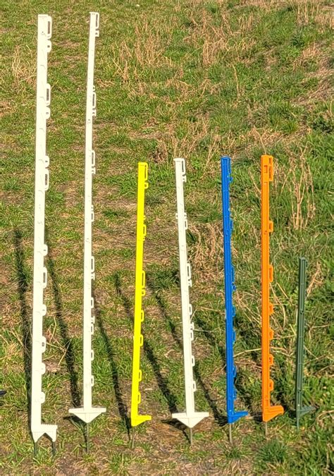 Ilustracja przedstawiająca paliki polipropylenowe do pastucha elektrycznego na pastwisku